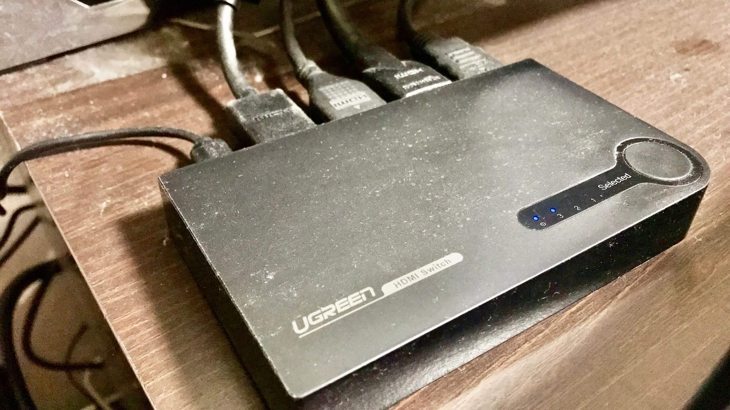 HDMI分配器を使って複数のゲーム機やメディア機器をテレビに接続する。