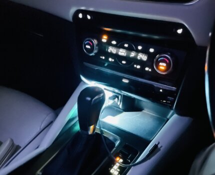 車内に便利なスマホ充電環境とアンビエントライトを！　カーチャージャー(シガーソケットUSBハブ)、USBミニライト、充電ケーブルをまとめてレビュー。