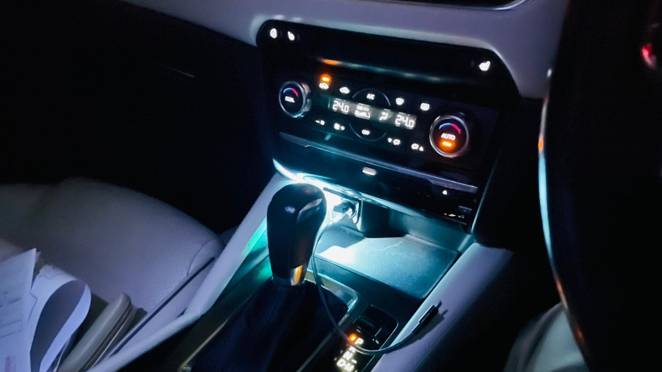 車内に便利なスマホ充電環境とアンビエントライトを！　カーチャージャー(シガーソケットUSBハブ)、USBミニライト、充電ケーブルをまとめてレビュー。
