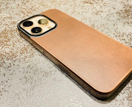 NOMAD Magnetic Leather Backが、シックでゴージャスな大人のiPhoneを演出してくれる