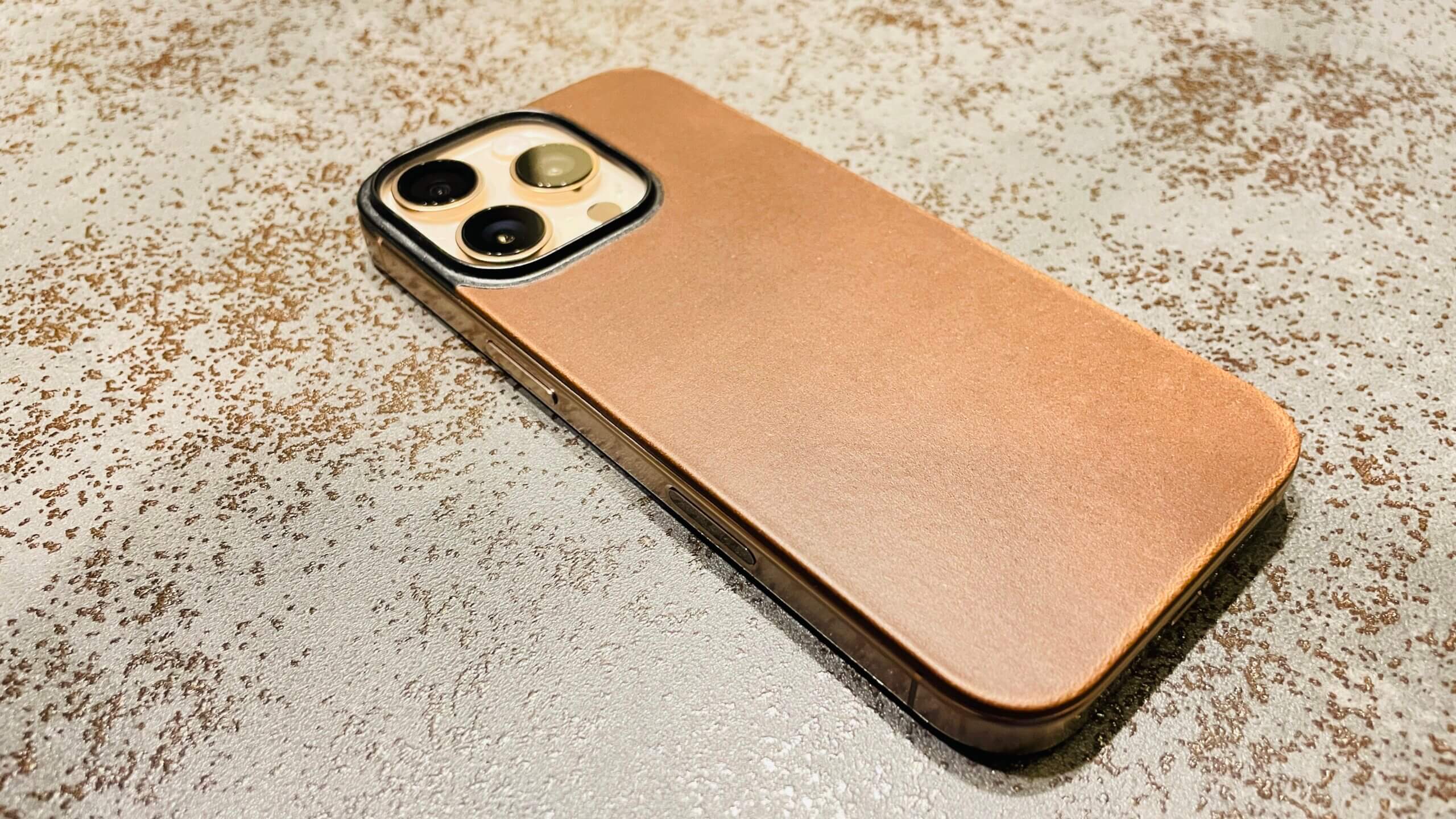 NOMAD Magnetic Leather Backが、シックでゴージャスな大人のiPhoneを演出してくれる