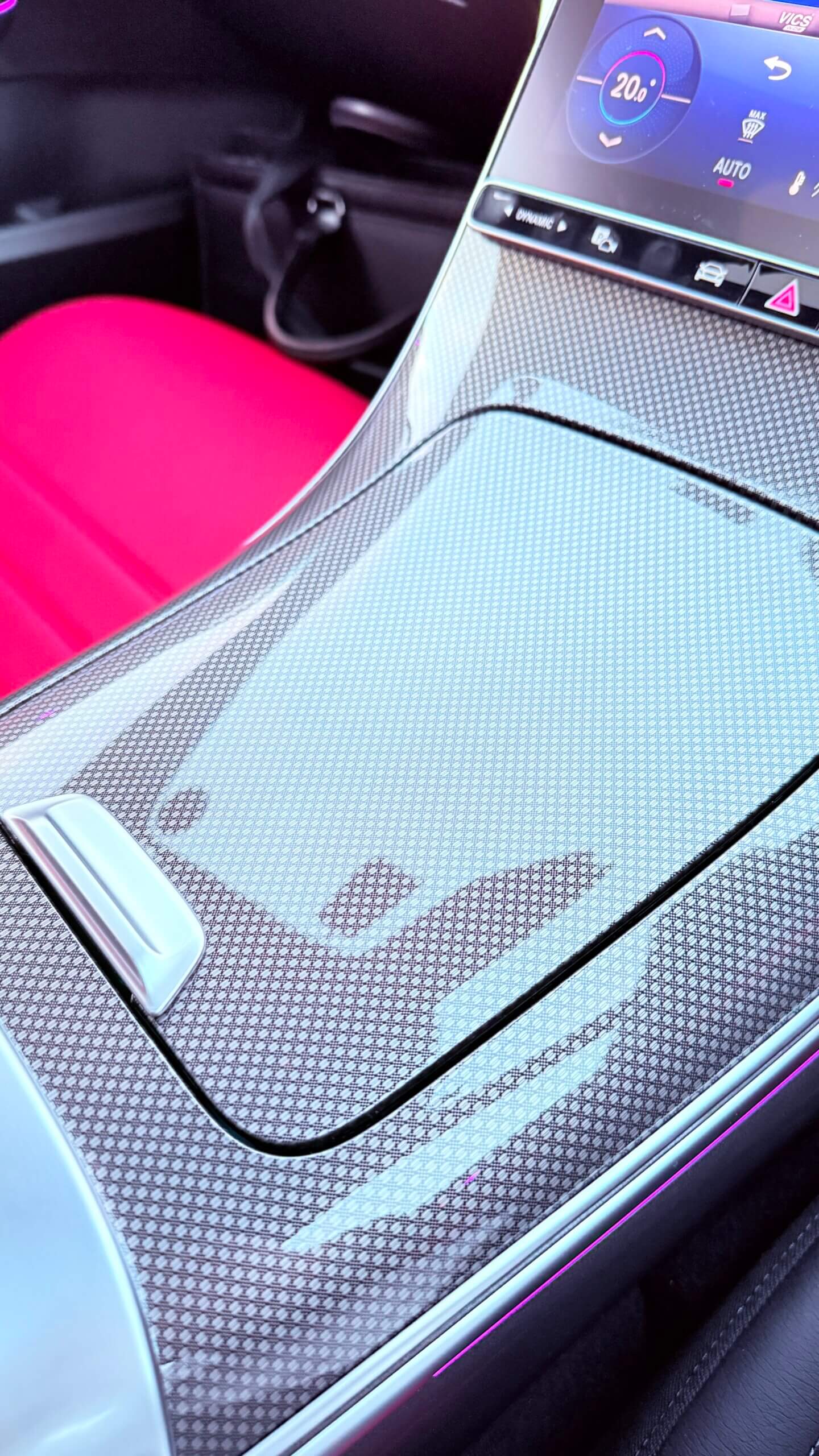 Cクラス(W206)のセンターコンソールのメタルウィーブ