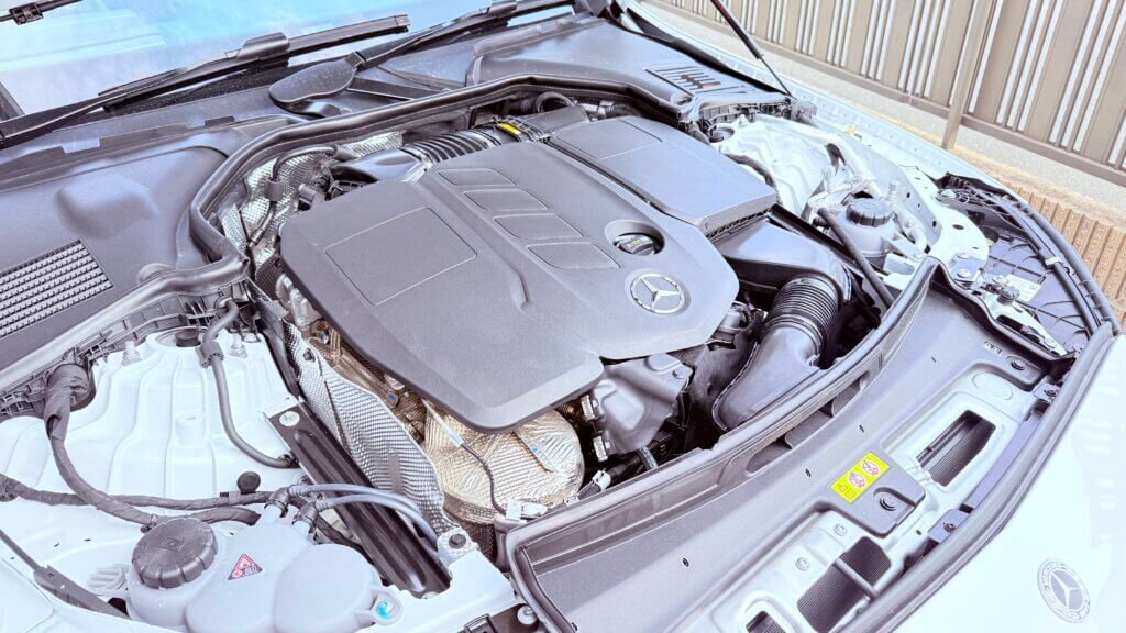 メルセデス・ベンツCクラス(W206)のエンジンルーム
