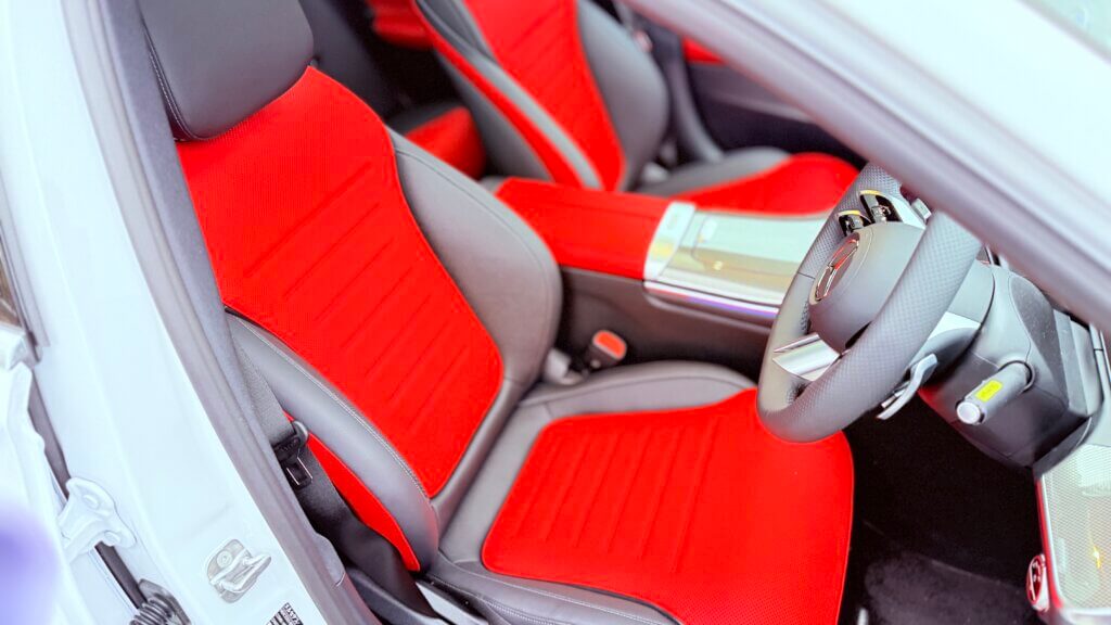 メルセデス・ベンツCクラス(W206)のパワーレッドレザーシート